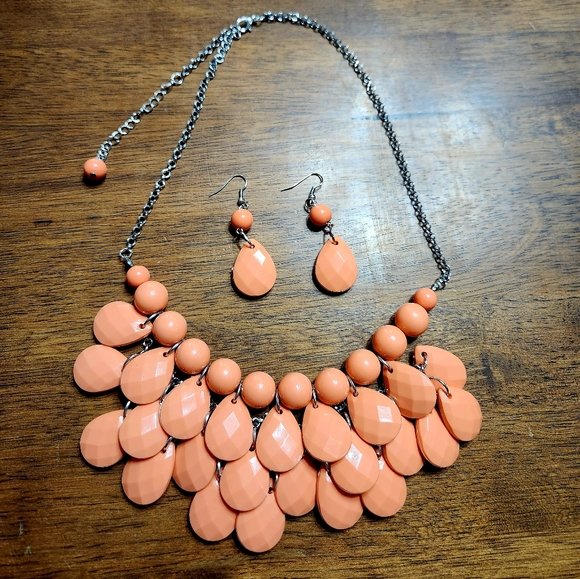 Coral necklace and earrings sets - Picture 1 of 2